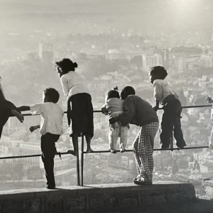Pierrot Men - Enfants observant la ville