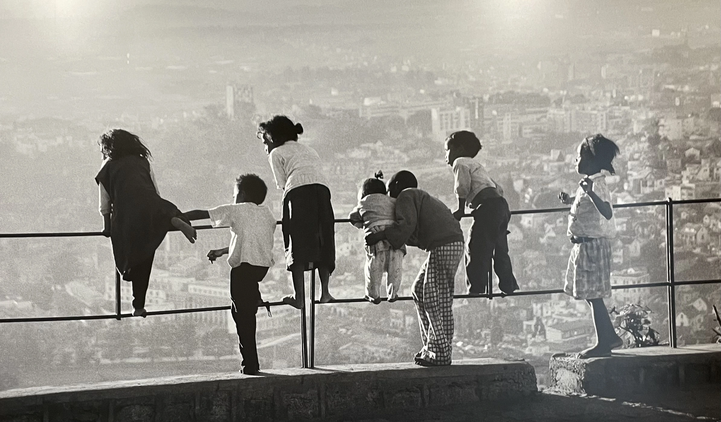 Pierrot Men - Enfants observant la ville